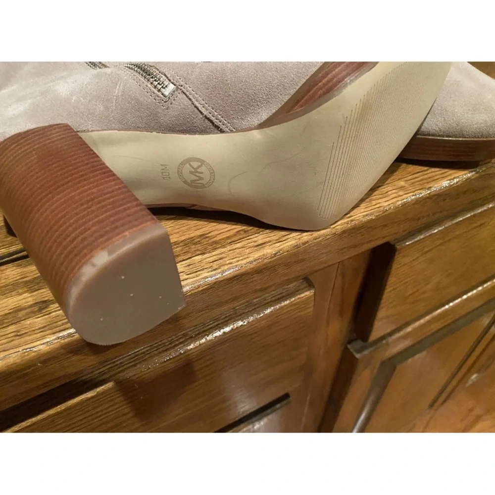 Michael Kors Elegant Beige Knee-High Women's Boots - Picture 5 of 16